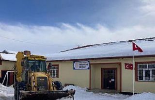 Okul bahçelerinde biriken kar temizlendi