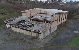 Okul bahçesindeki eski spor salonu tehlike saçıyor