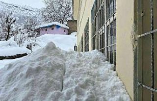 Okulun birinci katı metrelerce karın altında kaldı,...