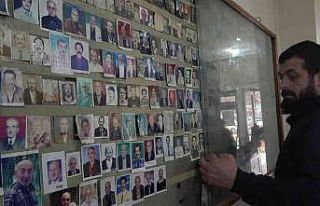 Ölenlerin fotoğrafı 40 yıldır bu çay ocağında...