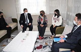 Osmaniye Valisi, konuk olduğu ailelerin sorunlarına...