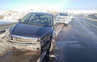 Otomobil bariyere çarptı: 2 yaralı