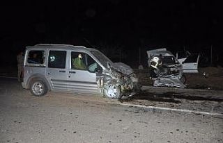 Otomobil ile hafif ticari araç çarpıştı: 1 ölü,...