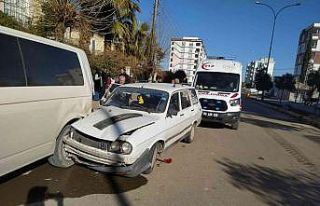 Otomobil park halindeki araca çarptı: 1 yaralı