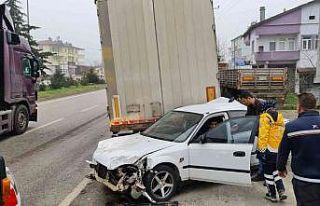 Otomobil tıra arkadan çarptı