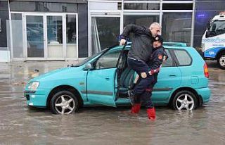 Otomobilde mahsur kalan sürücüyü, itfaiye eri...