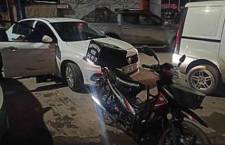 Otomobille çarpan motosiklet sürücüsü yaralandı