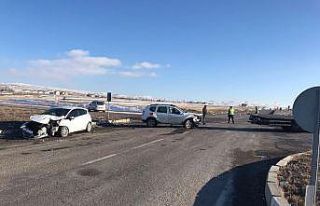 Otomobiller çarpıştı: 5 yaralı