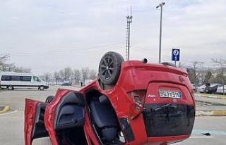 Otoparkta kazaya karışan otomobil takla attı