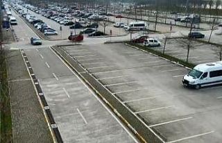 Otoparkta kazaya karışan otomobilin takla atma anı...