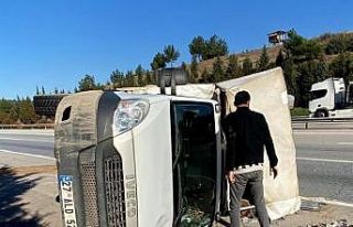 Otoyolda mobilya yüklü kamyonet devrildi: 2 yaralı