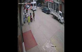 (Özel) Bursa’da acemi sürücü yayaların arasına...