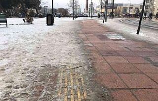 (ÖZEL) Görme engellilerin kaygan sarı şeritlerle...