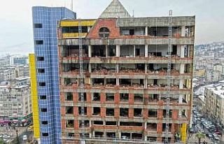 Özel idare iş merkezinde cephe sökümü sürüyor