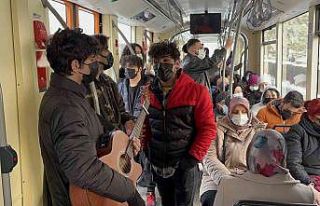 (ÖZEL) Tramvaylarda sahne provası yapan lise öğrencileri...
