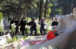 Özgecan, ölümünün 7’nci yılında mezarı başında...