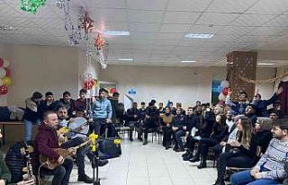 Pansiyonda kalan öğrencilere çiğköfte partisi