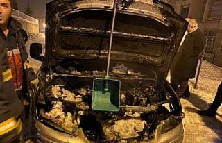 Park halindeki araç yandı