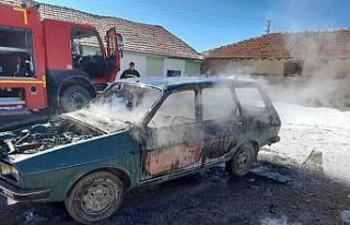 Park halindeki otomobil yanarak kullanılamaz hale...
