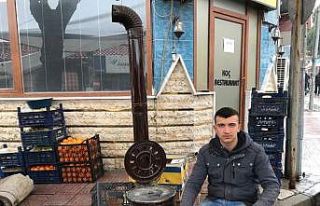 Pazarcı esnafı ısınmanın yolunu soba yakmakla...