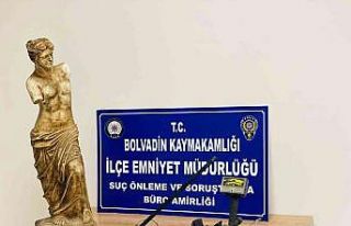 Polis baskınında ele geçirilen 1 metrelik heykelin...