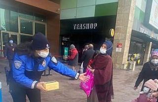 Polis kandil simidi dağıttı