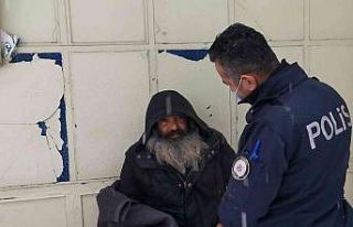 Polis sokakta yatan adama duyarsız kalmadı