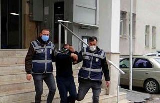 Polise yakalanmamak için alt katın balkonuna atladı