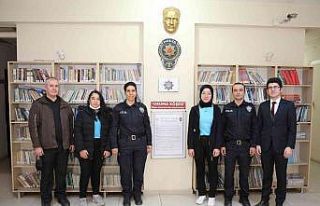 Polislerden lise öğrencilerine kitap desteği