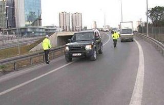 Polisleri görünce otoyolda geri geri kaçmaya çalıştı,...