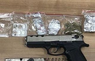 Polisten kaçan şahsın üzerinde silah, bıçak...