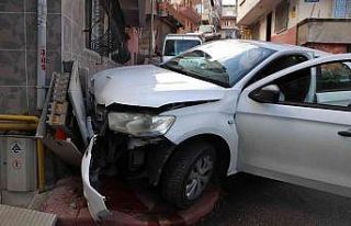 Polisten kaçarken kaza yaptı: Sürücü kaçtı...