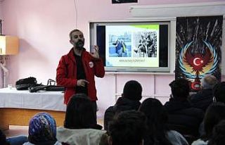 Polisten öğrencilere ’’terörden uzak kalsın’’...