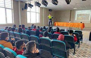 Polisten öğrencilere trafik eğitimi