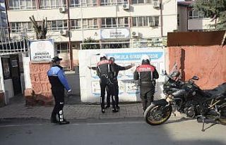 Polisten okul önlerinde denetim