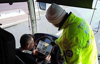 Polisten sürücü ve yolculara bilgilendirme