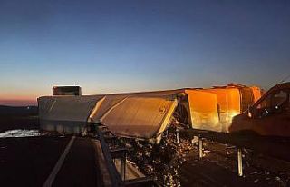 Portakal yüklü tır devrildi