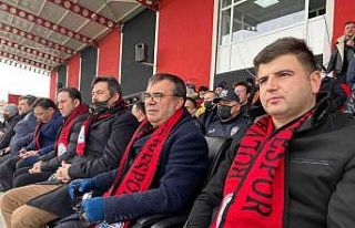 Protokol üyeleri valinin heyecanına tribünde ortak...