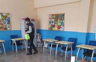 Pursaklar Belediyesi okulları baştan aşağı dezenfekte...
