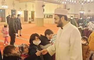 Regaip Kandili’ni çocuklarla birlikte kutladılar