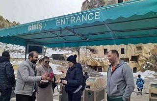 Rehberler; turistleri çiçeklerle karşıladılar