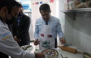 Rektör aşçı önlüğünü giydi, yosun unundan...