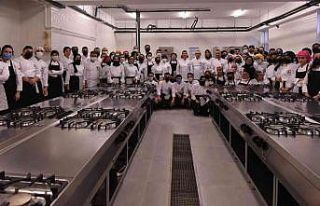 Rektör Çakar şef gömleğini giydi mutfağa girdi