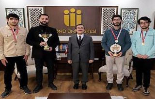 Rektör Kızılay’dan başarılı sporculara hediye