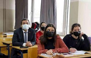 Rektör liseyi ziyaret etti, öğrencilerle birlikte...