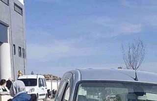 Resmi plakalı aracın, hastane kaldırımına park...