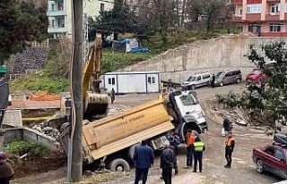 Rize’de yol çökünce kamyon dere yatağına düştü