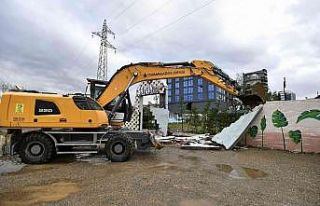 Ruhsatsız düğün salonu yıkıldı