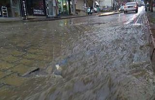 Sağanak yağış şiddetini artırdı: Bozuk mazgallar...