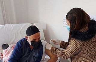 Sağlık ekipleri aşılama çalışmalarını sürdürüyor